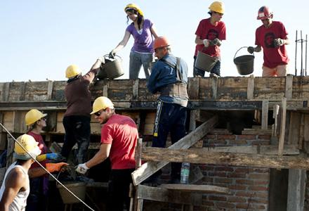 familias construyendo