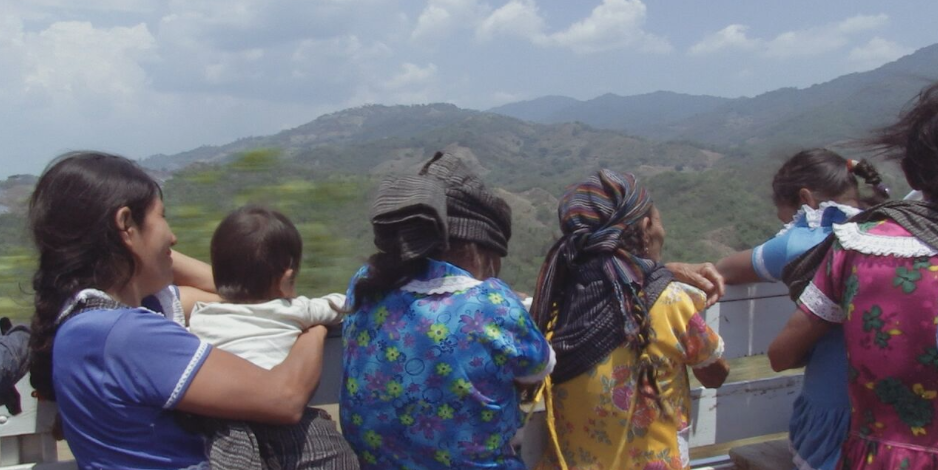 Mujeres artesanas caminando